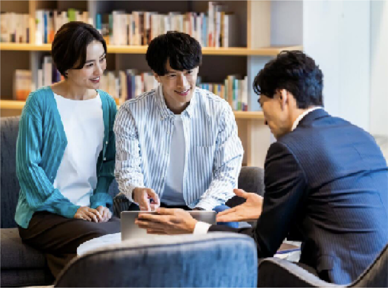 お客様と相談する様子